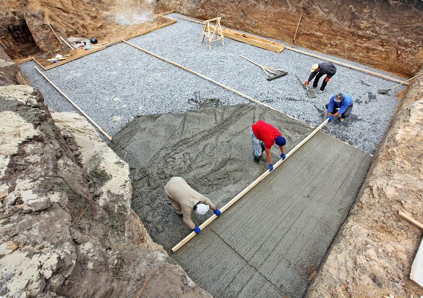Вместо бетона можно. Подбетонка это бетонная подготовка. Гидроизоляция плиты подбетонка. Подбетонка на щебень. Опалубка под подбетонку.